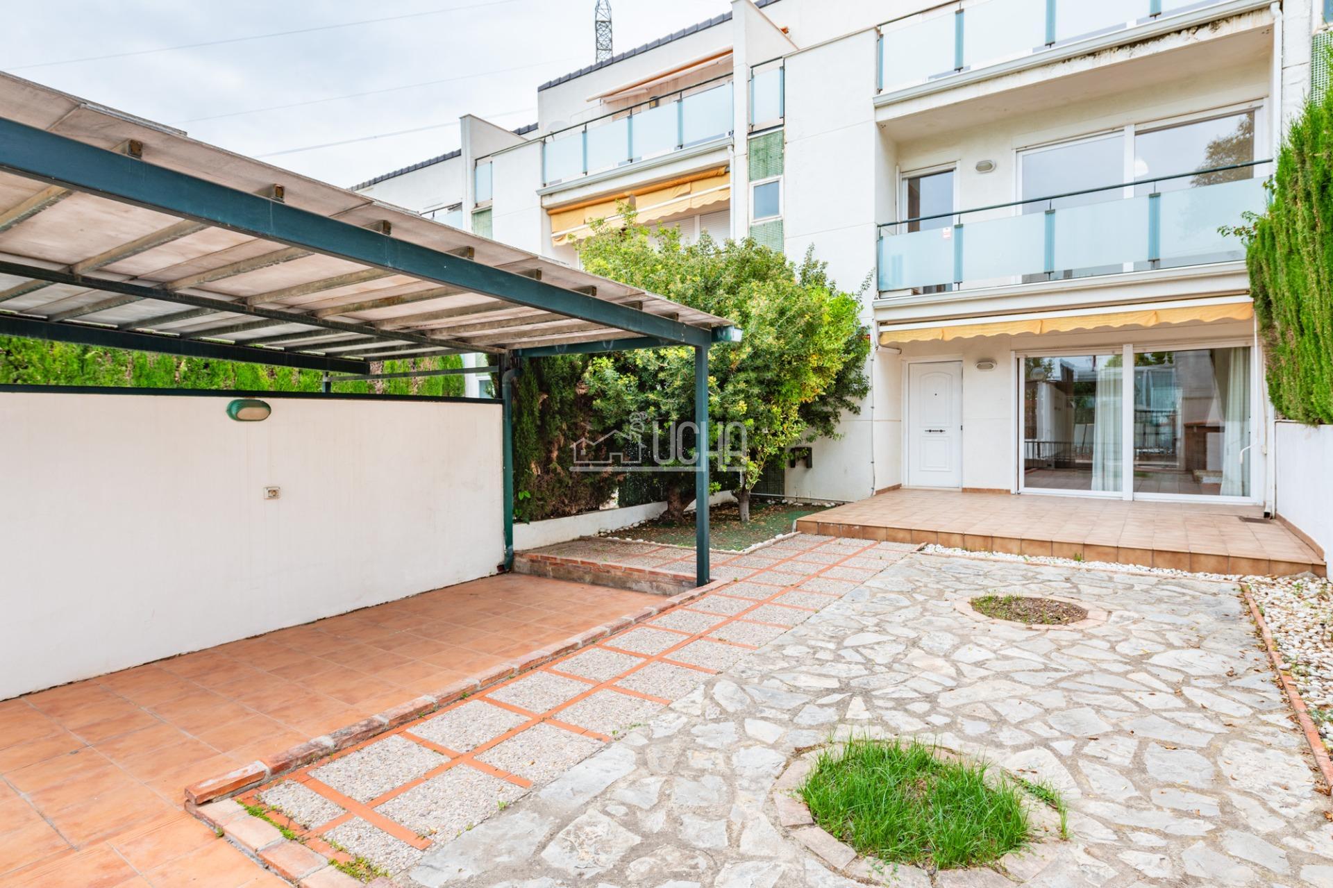 Amplia Vivienda en Mas Camarena con Piscina y Parque Infantil