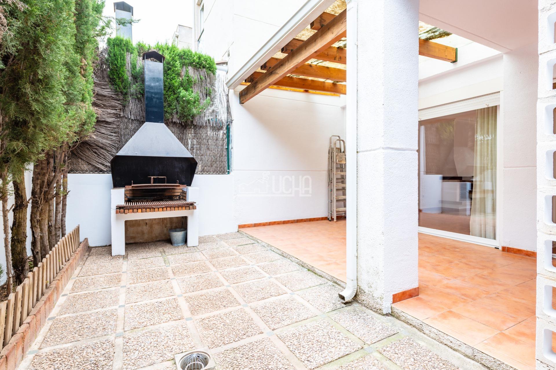 Amplia Vivienda en Mas Camarena con Piscina y Parque Infantil