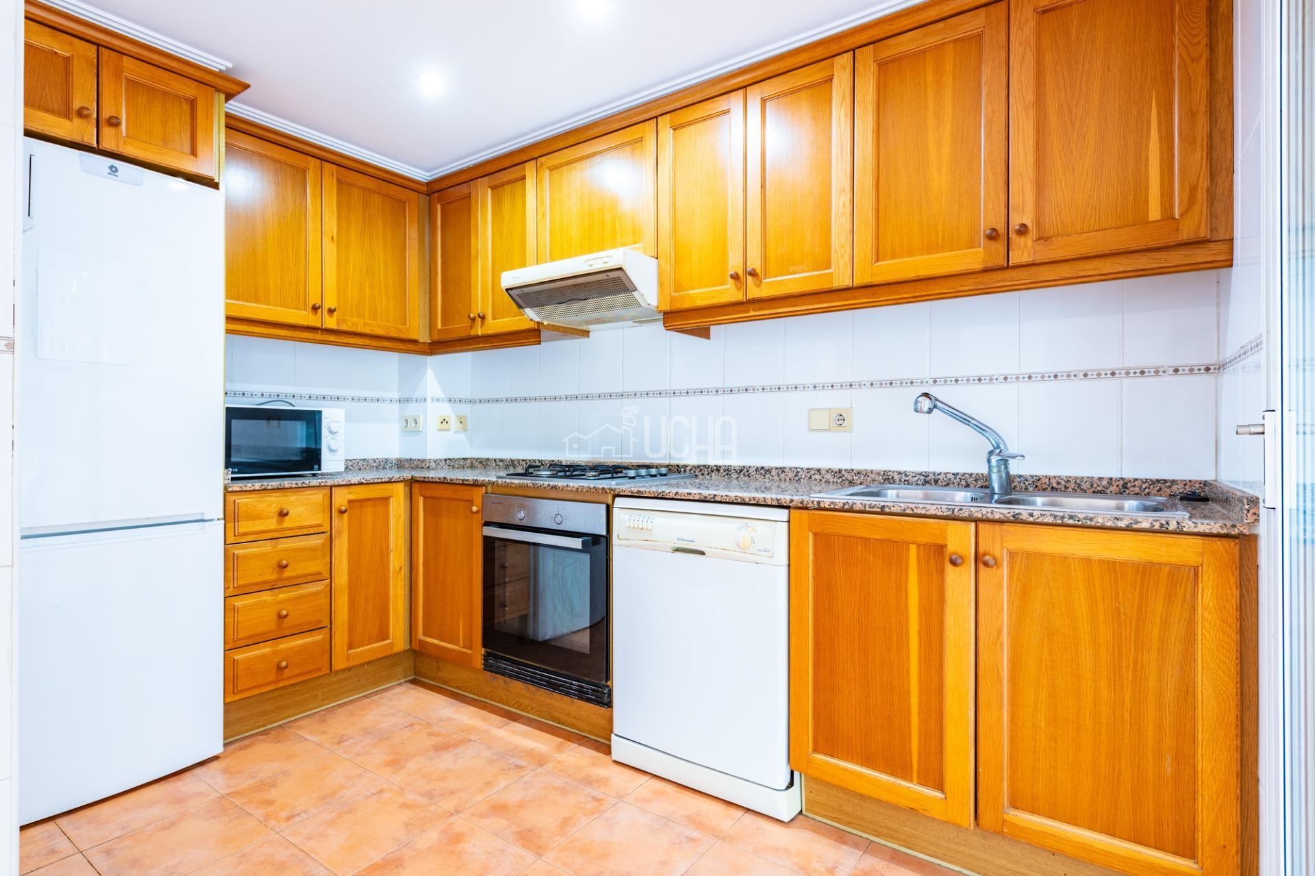 Amplia Vivienda en Mas Camarena con Piscina y Parque Infantil