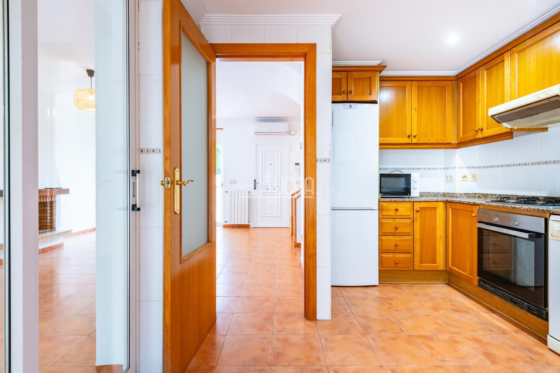 Amplia Vivienda en Mas Camarena con Piscina y Parque Infantil