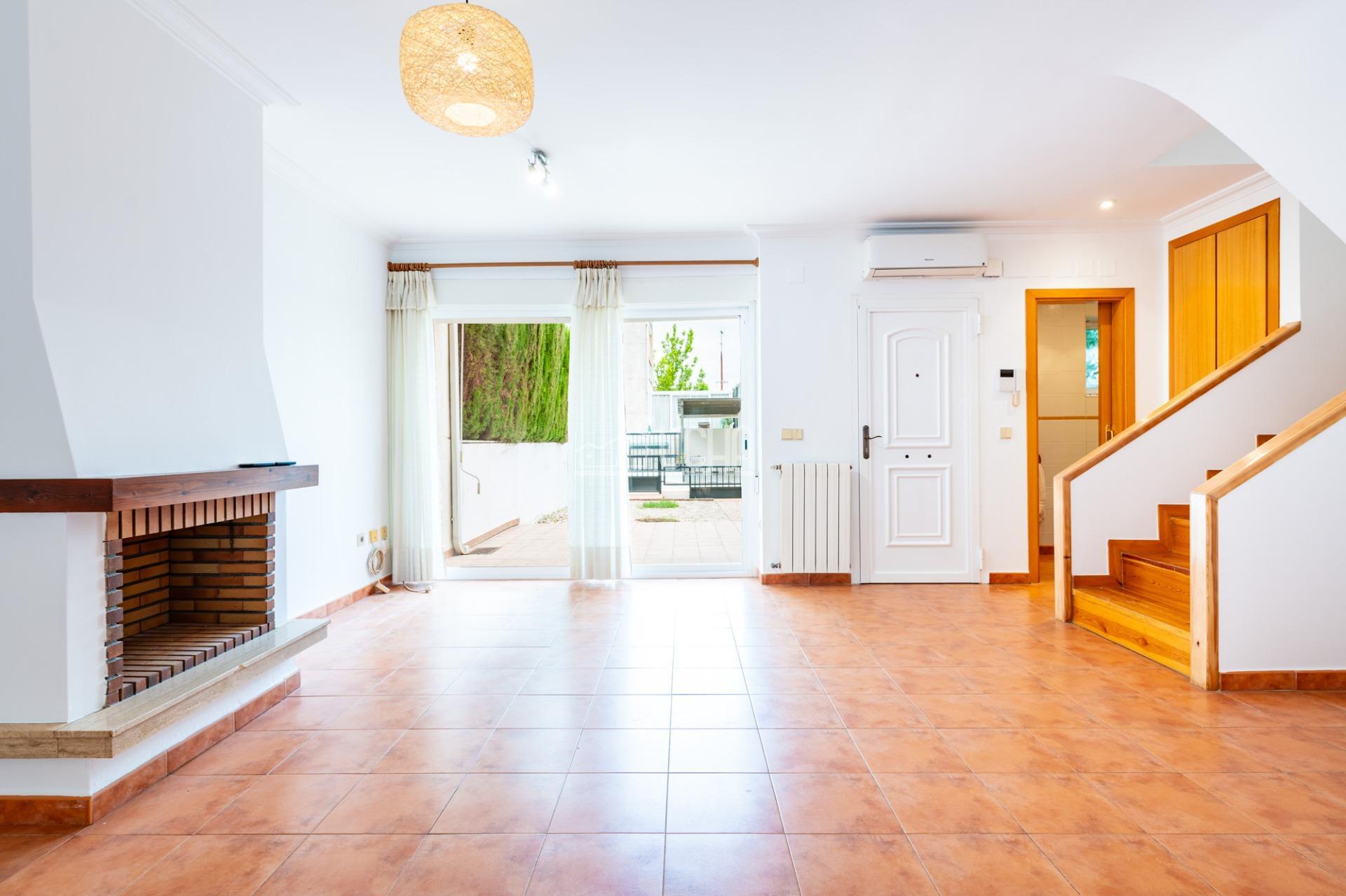 Amplia Vivienda en Mas Camarena con Piscina y Parque Infantil — 9
